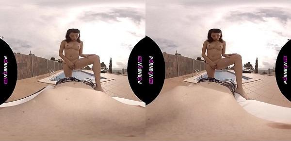  VR La vecina joven del quinto ninfomana entra en la piscina comunitaria cachonda y quiere follar en el exterior POV latina porno en español realidad virtual by PORNBCN 4K